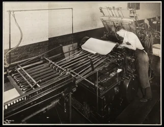 Eine Druckerpresse bei Unz und Co., 24 Beaver Street, New York, 1932